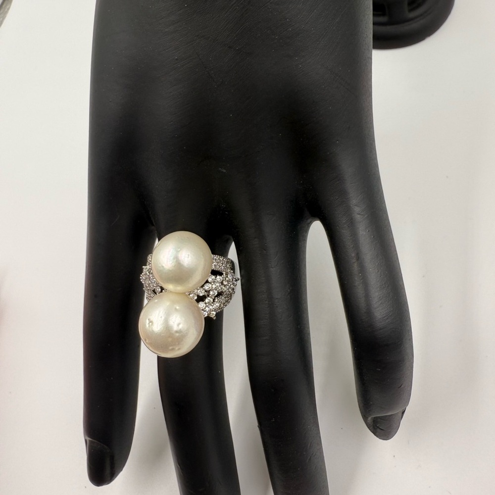 Elegant Pearl and Silver Ring - Picture 4 of 5